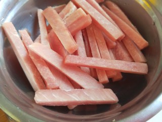 5、香辣里脊肉条  新文美食,肉条放入盆中还是有点没有完全化开。