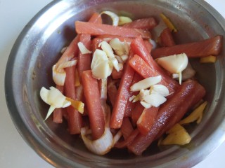 7、香辣里脊肉条  新文美食,加入一勺淀粉抓均匀淹制半小时。