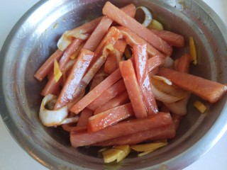 8、香辣里脊肉条  新文美食,等肉条完全化了调料包味儿也就进入肉里了。