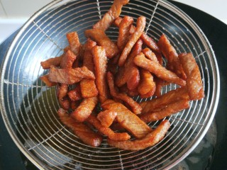 9、香辣里脊肉条  新文美食,过油炸制金黄熟透捞出来。