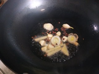 10、香辣里脊肉条  新文美食,锅中留适量油，放入花椒，葱姜蒜炒香。