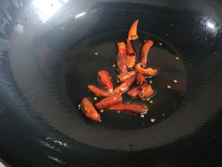 12、香辣里脊肉条  新文美食,在加入辣椒炒出辣油，倒入孜然粉，芝麻，辣椒粉。