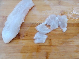 1、酸汤龙利鱼,鱼肉清洗干净，切成片