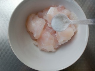 2、酸汤龙利鱼,加盐