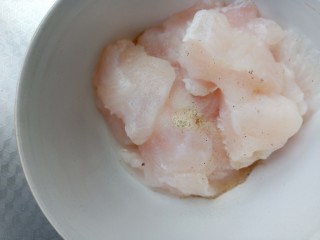 4、酸汤龙利鱼,加胡椒粉