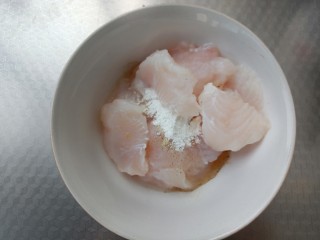 5、酸汤龙利鱼,加淀粉拌匀，腌制10分钟