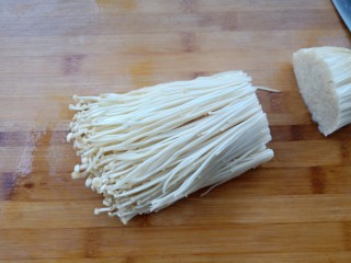 6、酸汤龙利鱼,金针菇洗净，切去根部