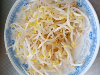 8、酸汤龙利鱼,绿豆芽洗净控水备用