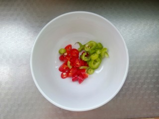 9、酸汤龙利鱼,青红椒切圈