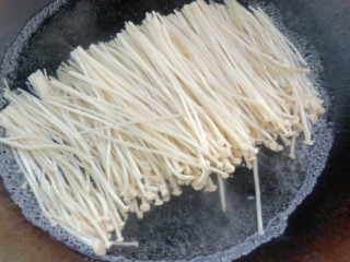 10、酸汤龙利鱼,锅内烧水焯金针菇