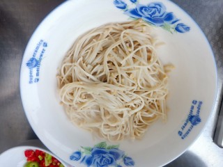 11、酸汤龙利鱼,捞出放入碗中备用