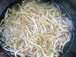 12、酸汤龙利鱼,绿豆芽焯水