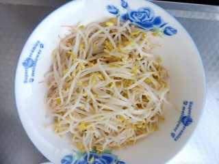 13、酸汤龙利鱼,放入碗中备用