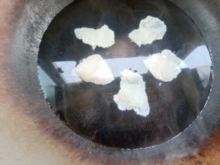 14、酸汤龙利鱼,锅内水烧开，汆烫鱼片后捞出