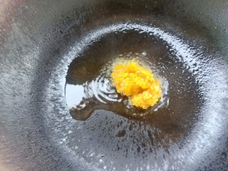 15、酸汤龙利鱼,锅内热油放灯笼椒酱小火翻炒