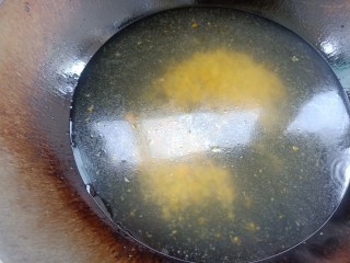 16、酸汤龙利鱼,倒入开水，放鱼片