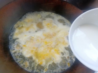 19、酸汤龙利鱼,鱼片熟后加入水淀粉烧开