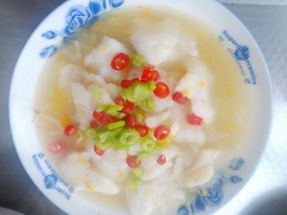 20、酸汤龙利鱼,盛入碗中，加青红椒圈