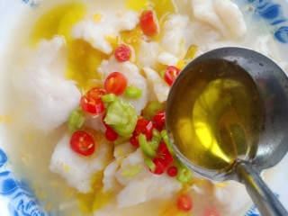 21、酸汤龙利鱼,油烧热泼入碗中