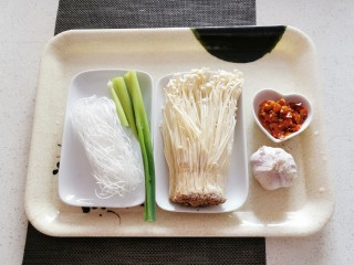 1、粉丝蒸金针菇,食材准备好