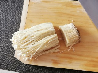 2、粉丝蒸金针菇,金针菇去掉根部