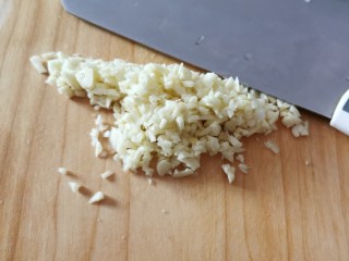 5、粉丝蒸金针菇,蒜切碎