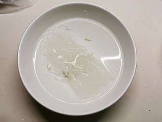 6、粉丝蒸金针菇,粉丝用清水浸泡