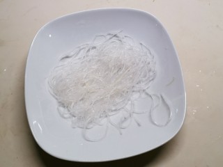 7、粉丝蒸金针菇,粉丝泡软后放入盘底
