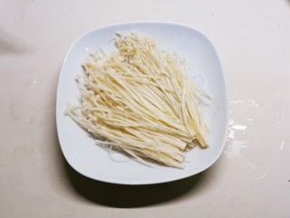 8、粉丝蒸金针菇,粉丝上面摆放好金针菇