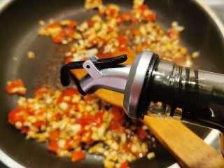 11、粉丝蒸金针菇,炒香后倒入生抽 蚝油