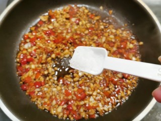 12、粉丝蒸金针菇,放入白糖和醋 