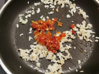 10、粉丝蒸金针菇,放入剁椒翻炒