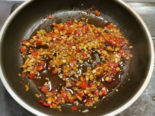 13、粉丝蒸金针菇,浇汁做好 关火