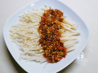 14、粉丝蒸金针菇,用勺子将汁浇到金针菇上面