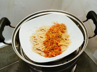 15、粉丝蒸金针菇,上锅蒸制10分钟