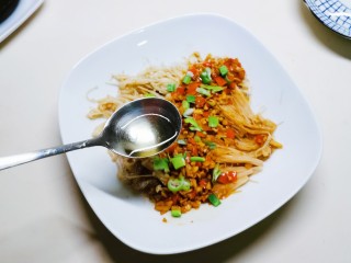 16、粉丝蒸金针菇,撒上葱碎 浇一勺热油