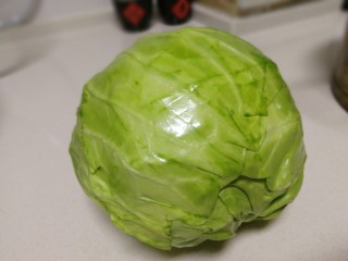 1、卷心菜炒粉丝,卷心菜扒去老叶。