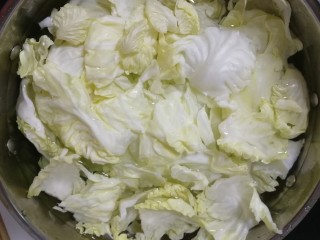 2、卷心菜炒粉丝,切半，扒开叶子清水洗干净。