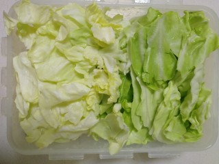 3、卷心菜炒粉丝,摘去菜梗，把叶子撕成小块，菜芯和菜帮分开控水装盒。