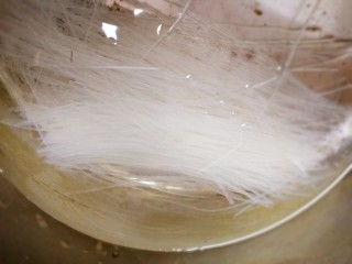 5、卷心菜炒粉丝,把粉丝剪断，用温开水泡软。