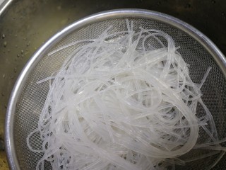 6、卷心菜炒粉丝,捞出沥水。