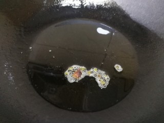 7、卷心菜炒粉丝,热锅倒油，放入大料和花椒，小火炸香。