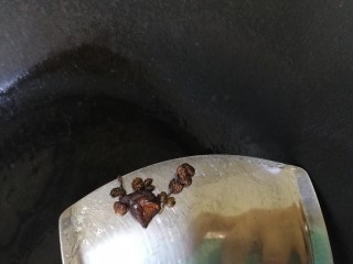 8、卷心菜炒粉丝,扔掉炸香的大料花椒。