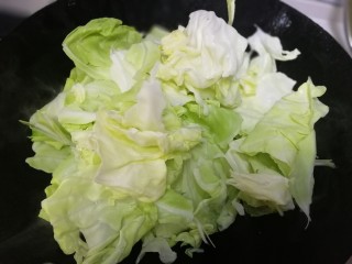 9、卷心菜炒粉丝,卷心菜放入热油锅里，先放绿帮，再放黄芯。