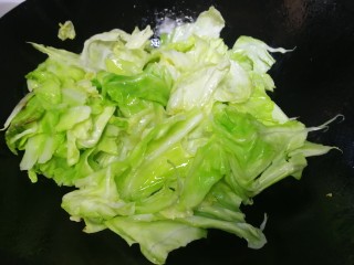 10、卷心菜炒粉丝,急火翻炒均匀。