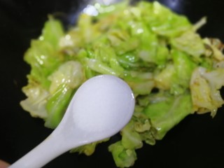 12、卷心菜炒粉丝,放一小勺盐炒匀。