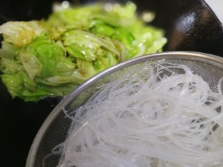 13、卷心菜炒粉丝,放入泡好的粉丝炒匀。