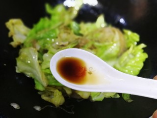 14、卷心菜炒粉丝,淋上一点醋。