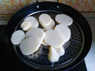 1、耀眼黄金香肠棒（烤箱版）,入蒸锅蒸熟（切的厚度不同蒸的时间有差异，用筷子插入土豆，很轻易叉透就代表熟了）大约十几分钟就熟啦