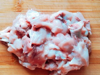 1、椒香辣子鸡,鸡肉切块，洗净血水